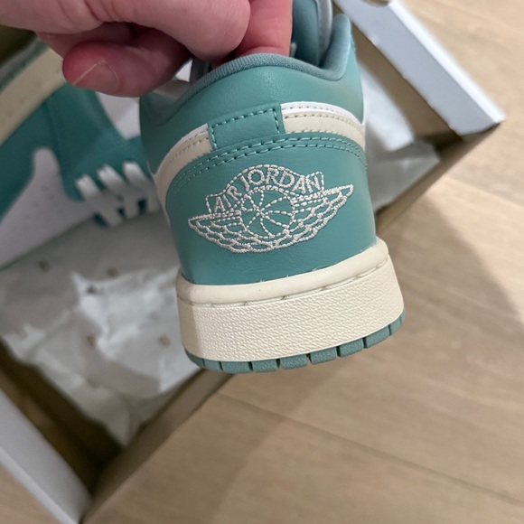 Air Jordan 1 Low Women’s 7.5 - Picture 4 of 4